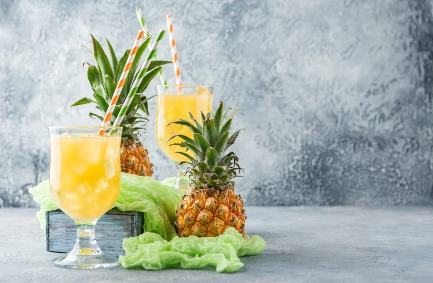 Prossecco Cocktail mit Ananas, Rum und Ananassaft