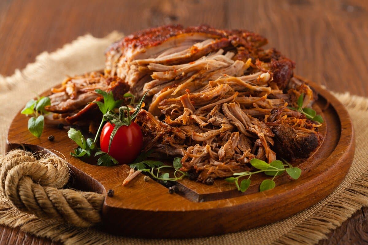 Pulled Pork - Zerrissenes Schweinefleisch mit Weißbier und Gewürzen