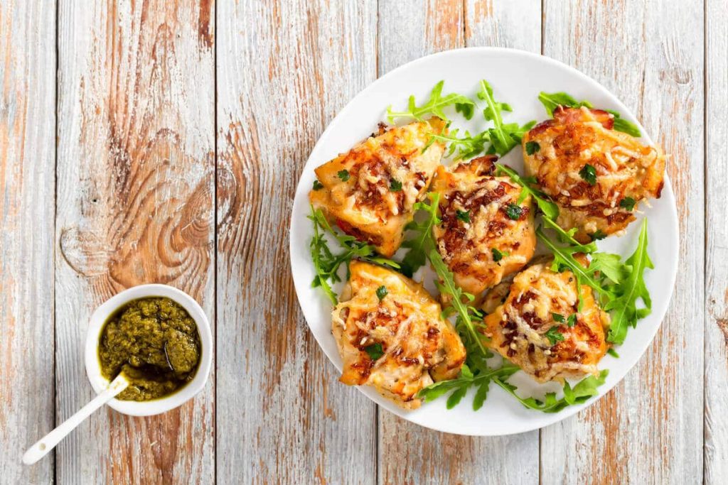 Putenfilet mit Kartoffeln und Käse im Backofen überbacken