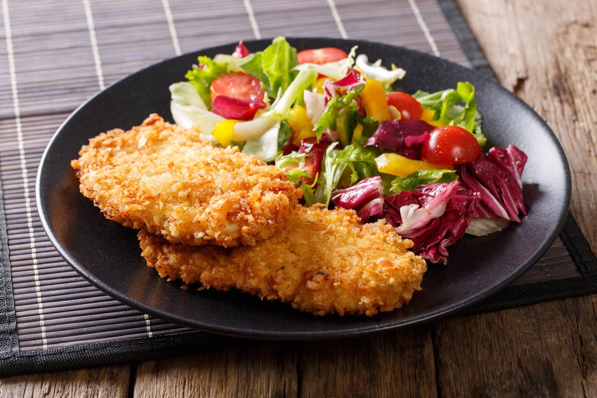 Putenschnitzel in knuspriger Panade mit Parmesan und Paniermehl