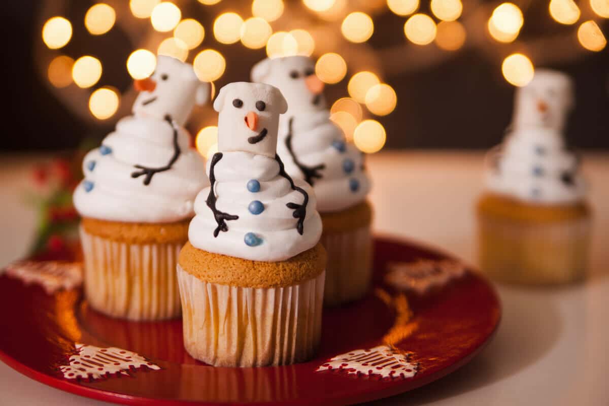 Putzige Schneemann Cupcakes mit Frosting und Marshmallows