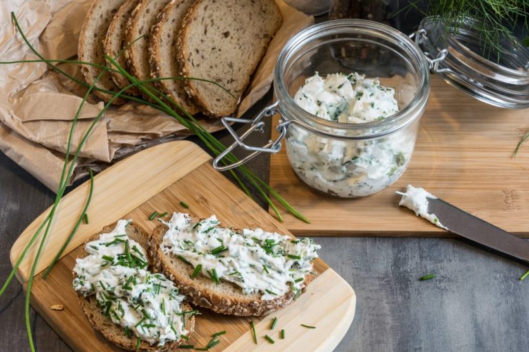 Quark mit Kräutern und Knoblauch zum Brot