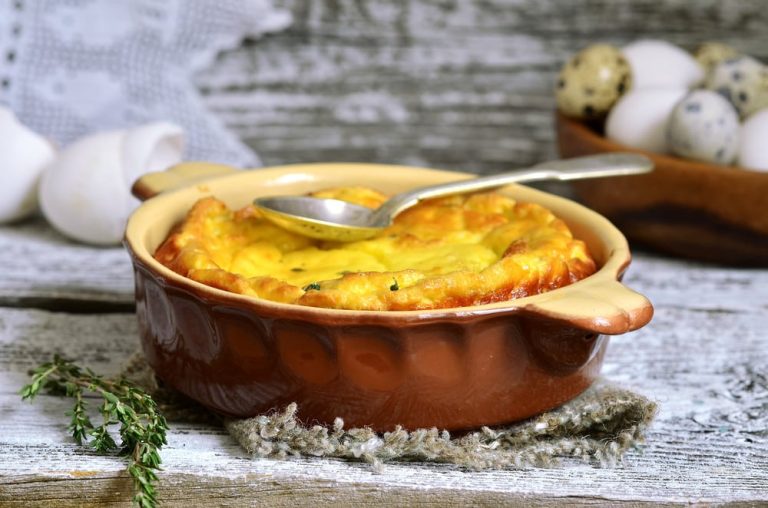 Zucchinimuffins mit Grieß, Käse und Kräutern