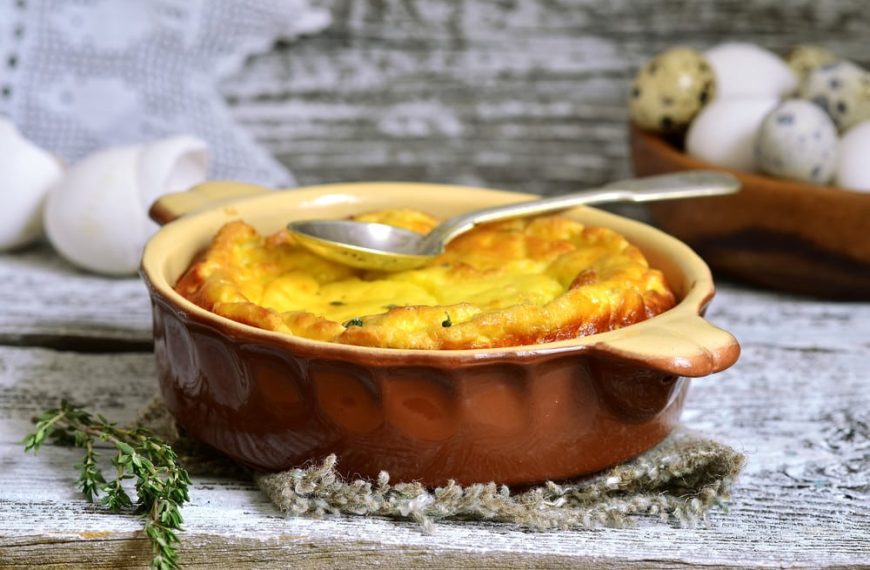 Quarkauflauf mit Eiern, Rosinen und Grieß