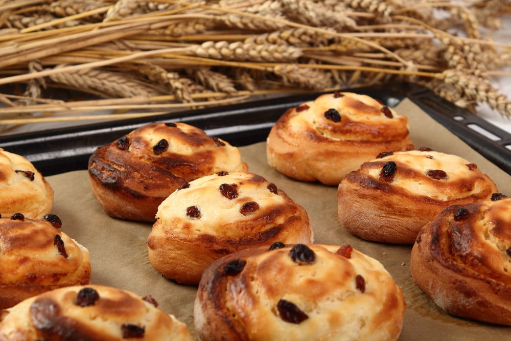 Quarkbrötchen mit Rosinen zum Osterfrühstück