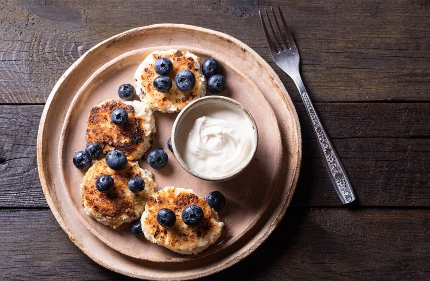 Quarkkeulchen Syrniki aus Ricotta mit Ei, Zucker und Mehl