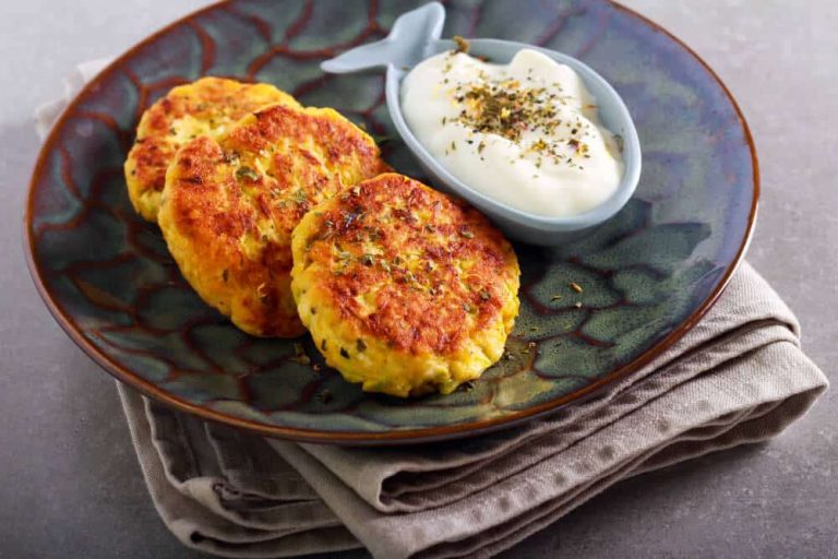 Quarkkeulchen aus Hüttenkäse, Käse und Kräutern
