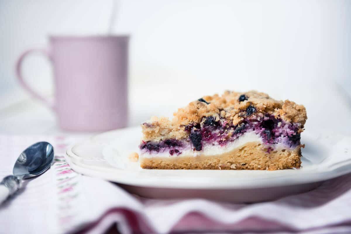 Quarkkuchen mit Blaubeeren und Mandelstreuseln