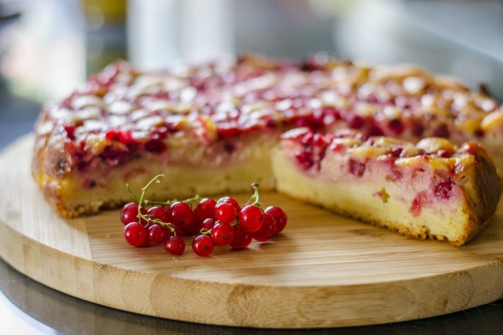 Quarkkuchen mit Johannisbeeren und Schmand