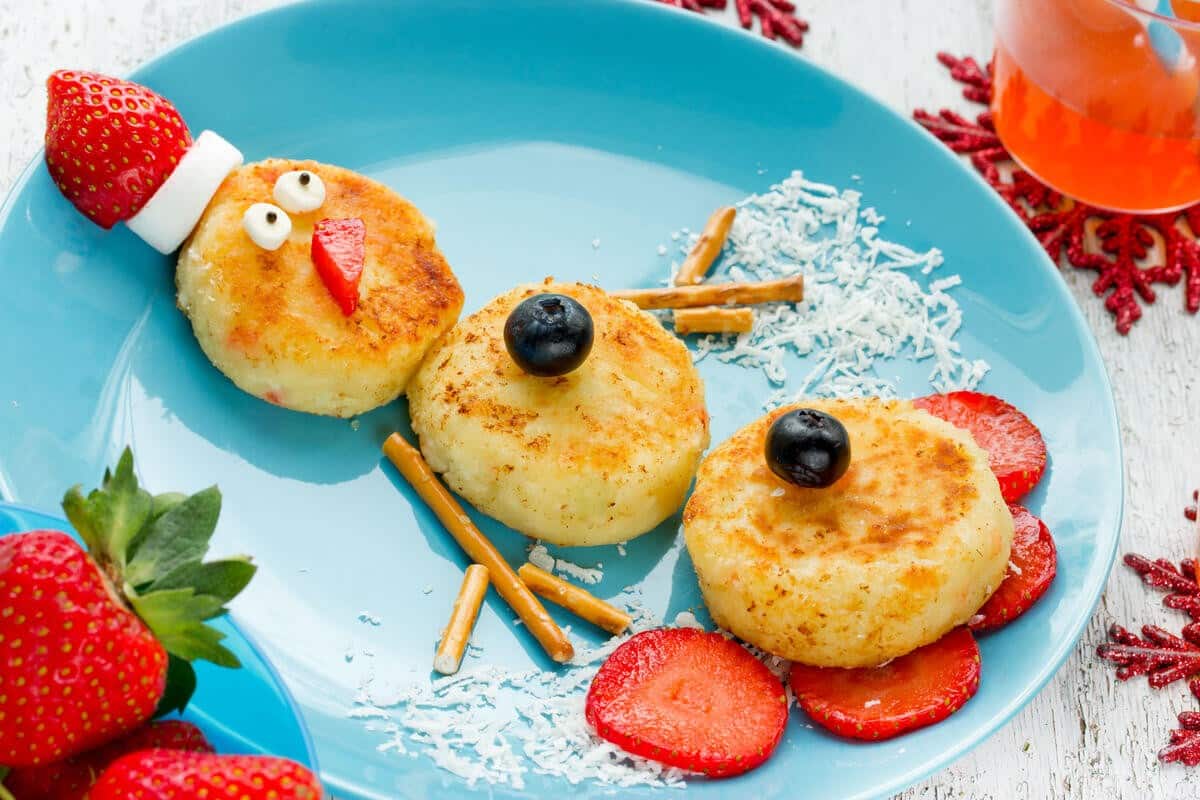 Quarkküchlein Schneemann mit Beeren als Weihnachtsfrühstück
