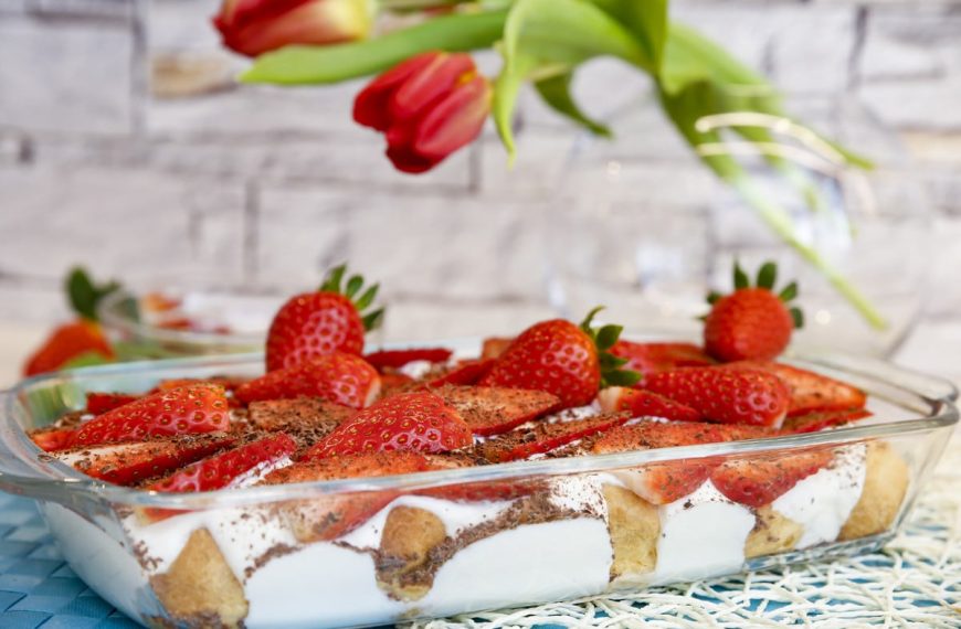 Quarkspeise mit Windbeuteln, Erdbeeren und Milchmädchen