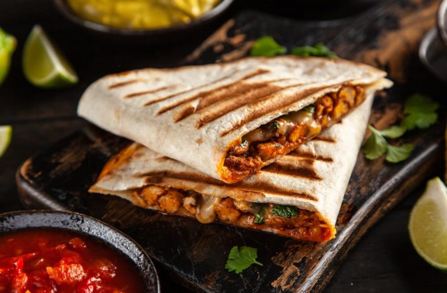Quesadilla mit Hühnchen, Käse und Jalapenos