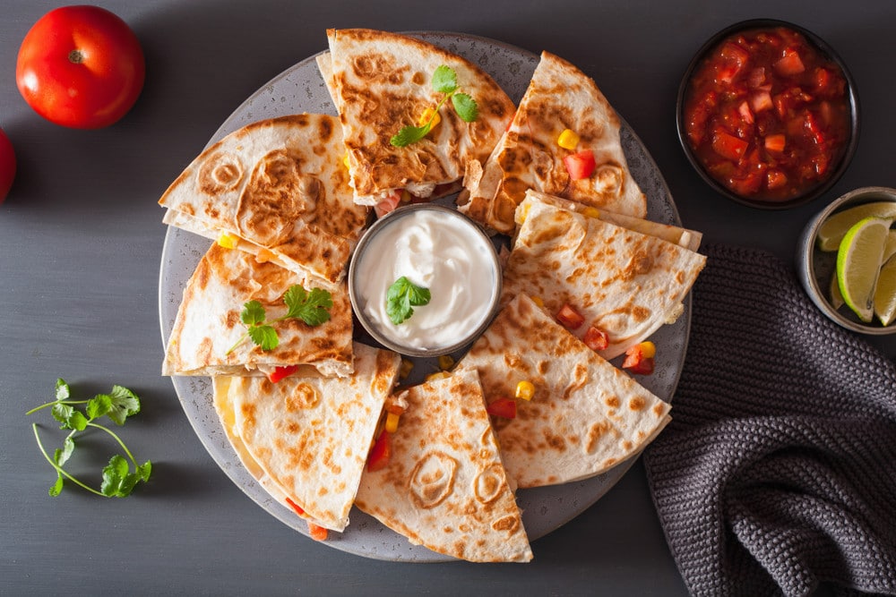 Quesadillas mit Hähnchenfilet und Tomatensalsa