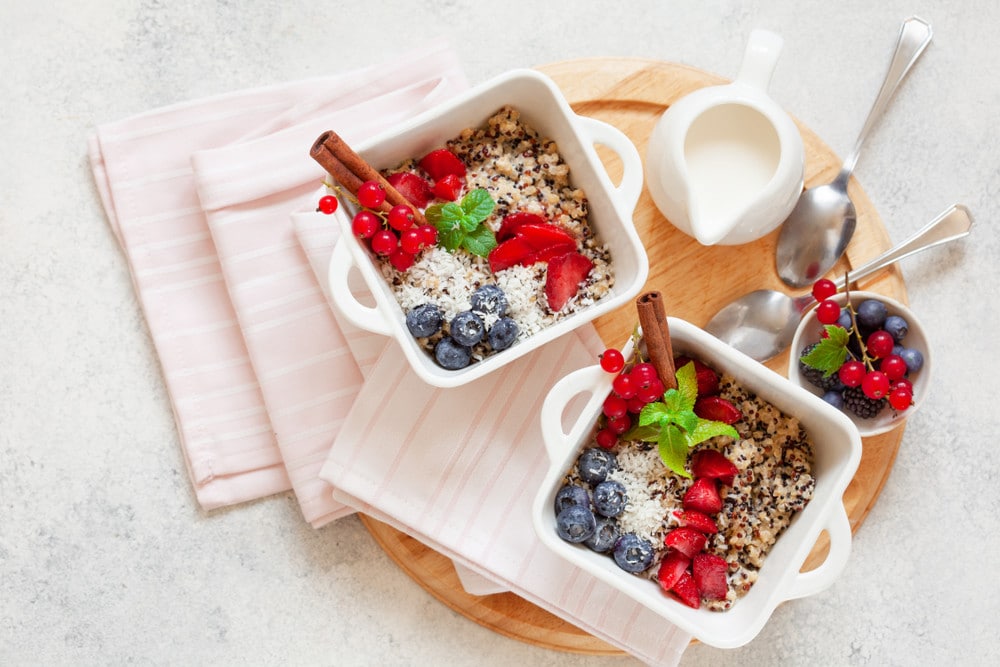 Quinoa Bowl mit Mandelmilch und Beeren zum Frühstück