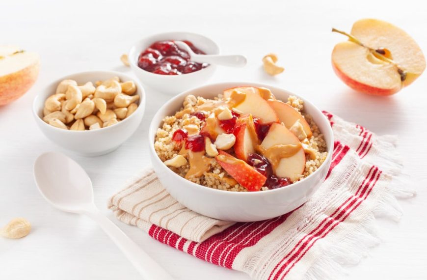 Quinoa Porridge mit Apfel, Rosinen und Zimt zum Frühstück