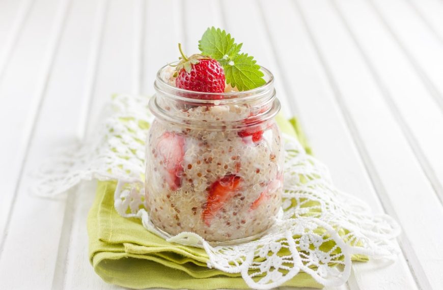 Quinoa Porridge mit Kokosnussmilch, Erdbeeren und Zimt