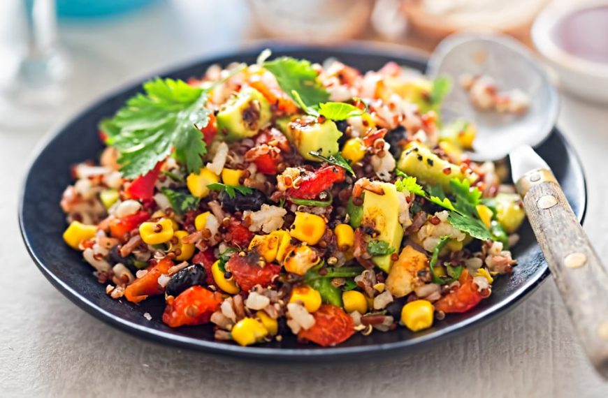 Quinoa Salat mit Mais, Paprika und Avocado