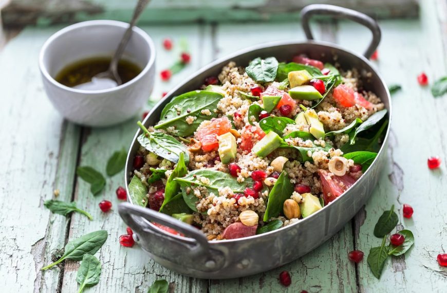 Quinoa Salat mit Spinat, Früchten und Haselnüssen