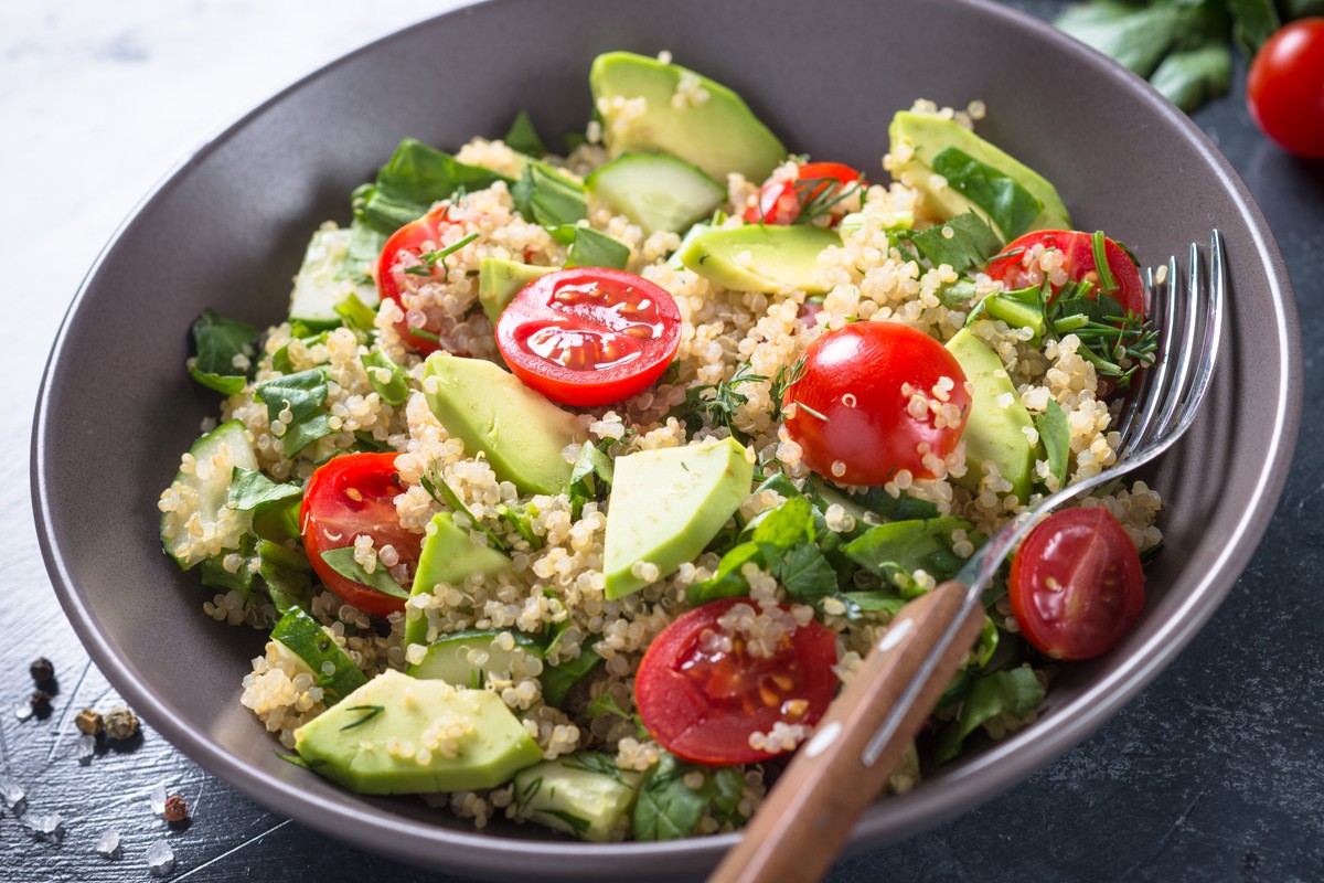 Quinoasalat mit Avocado und frischem Gemüse