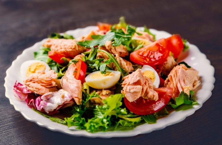 Radicchio Salat mit Thunfisch, Rucola und Tomaten