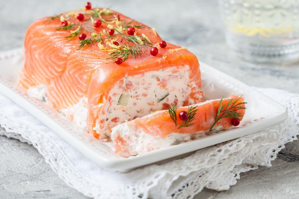 Räucherlachs Terrine mit Frischkäse, Gurken und Knoblauch