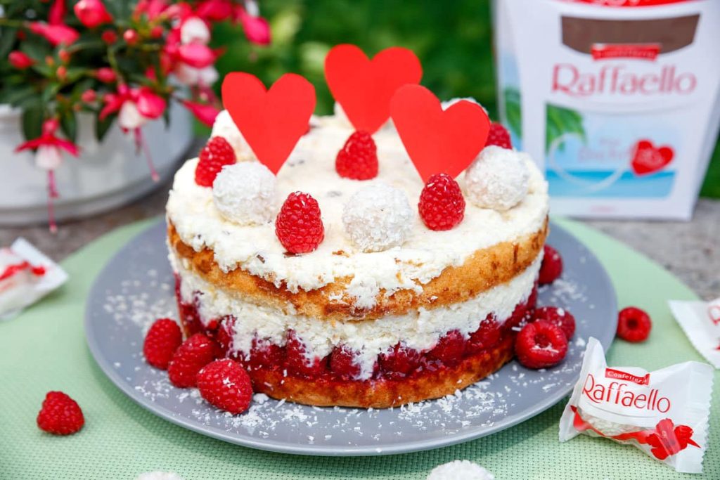 Raffaellotorte mit Sahnecreme und Himbeeren zum Muttertag oder Geburtstag