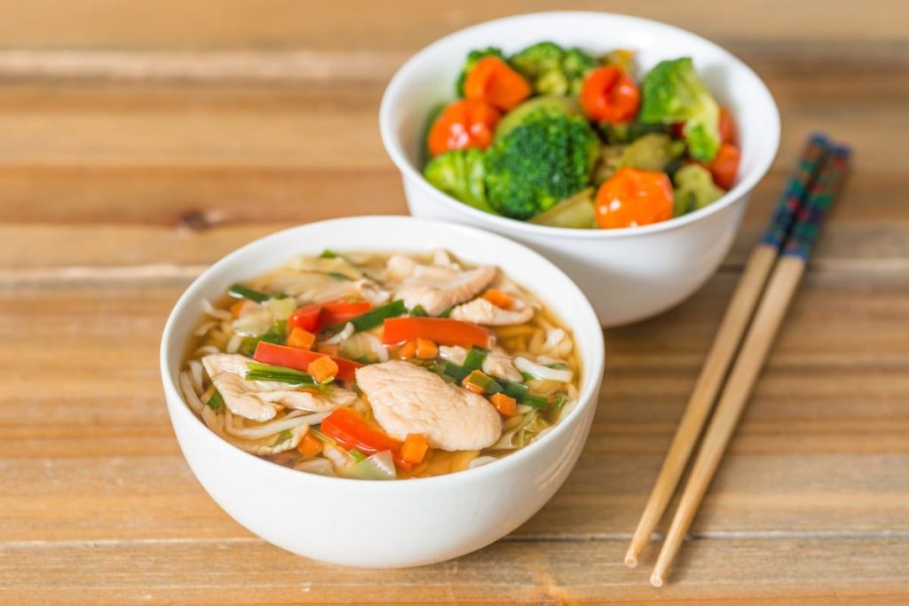 Ramen Nudelsuppe mit Gemüse und Hähnchenbrust