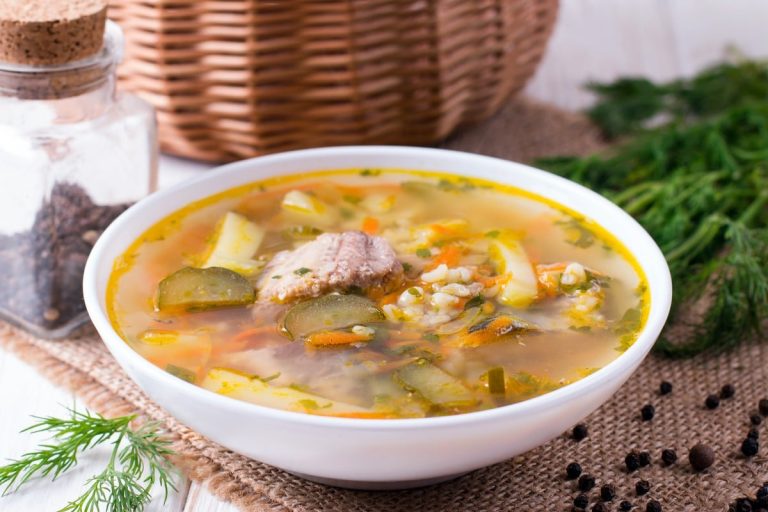 Rassolnik Suppe mit Essiggurken, Fisch, Gemüse und Perlgraupen