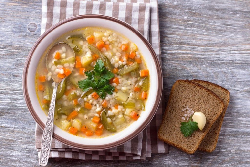 Rassolnik mit Salzgurken ohne Fleisch – Russische Suppen