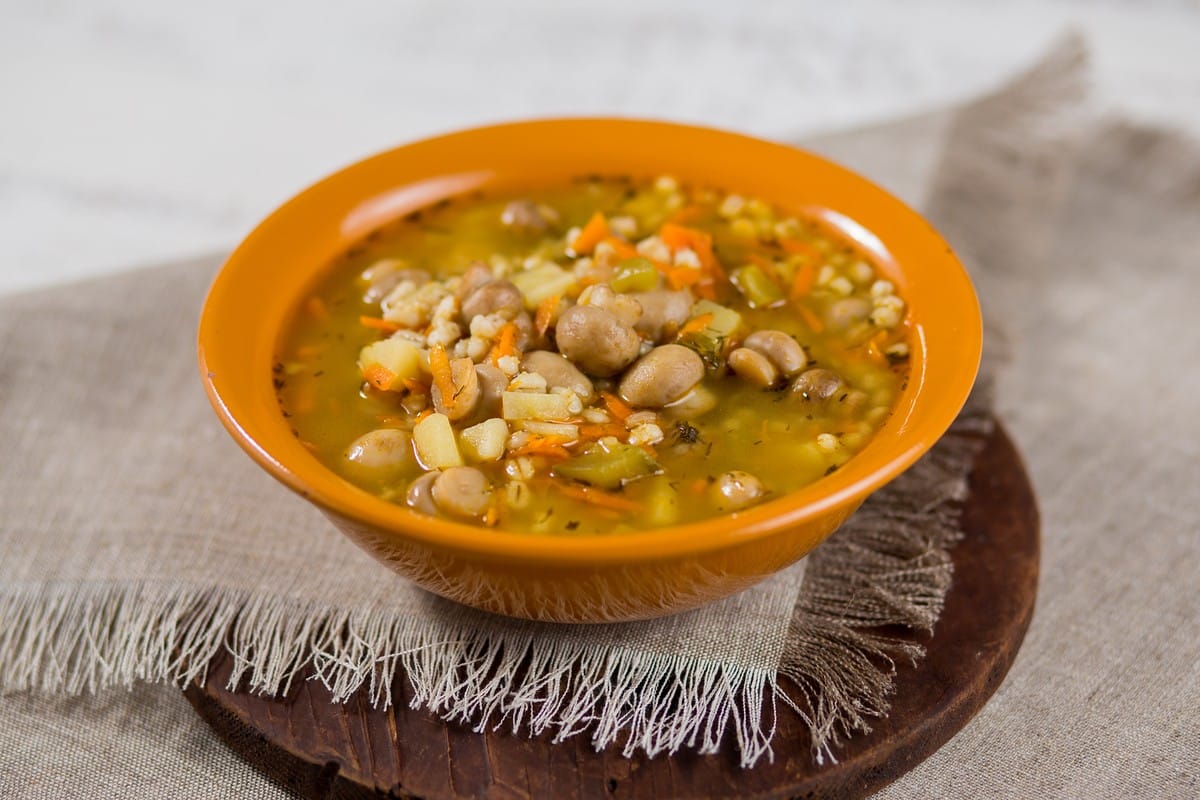 Rassolnik – Gemüsesuppe mit Champignons und Perlgraupen