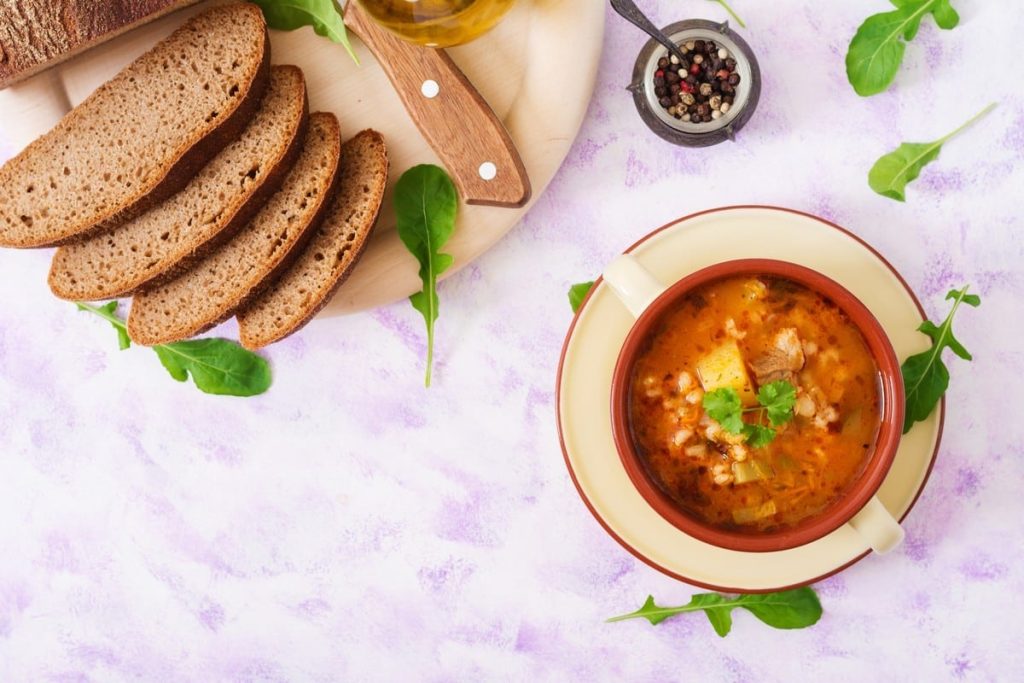 Rassolnik – Russische Salzgurkensuppe mit Rindfleisch und Perlgraupen