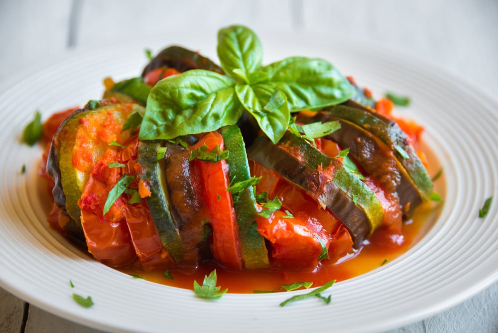 Ratatouille mit Tomaten, Zucchini und Aubergine in Paprikasoße