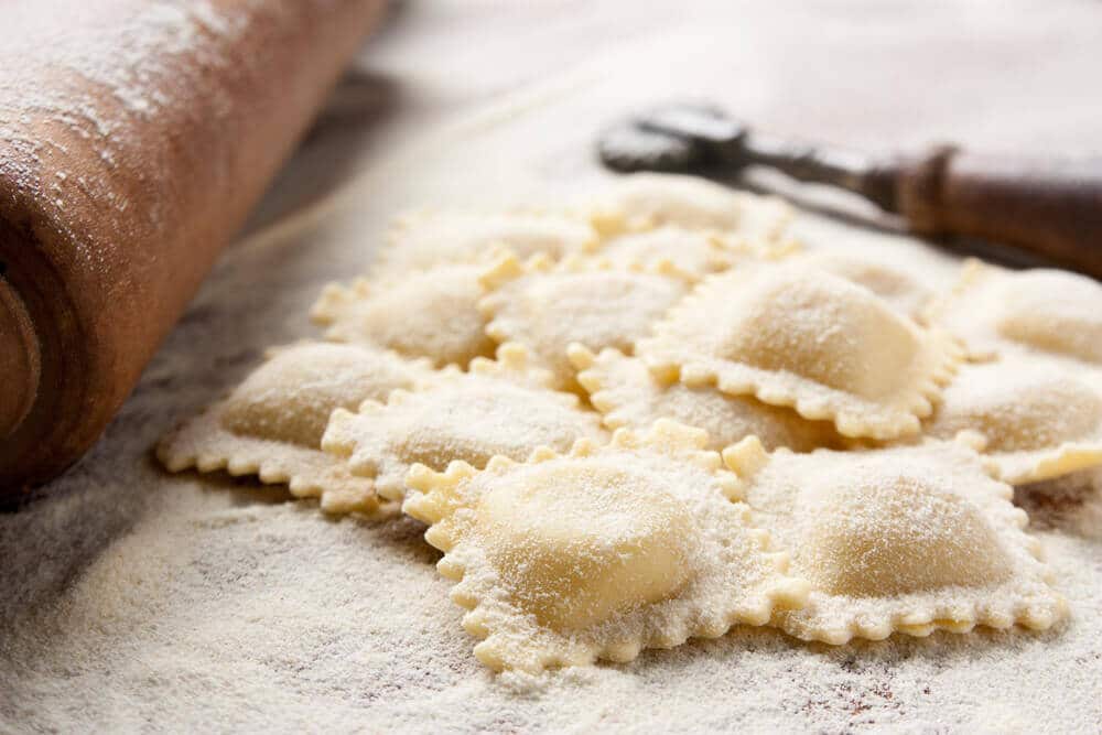 Ravioli Teigtaschen mit Krabbenfleisch und Tomatensoße