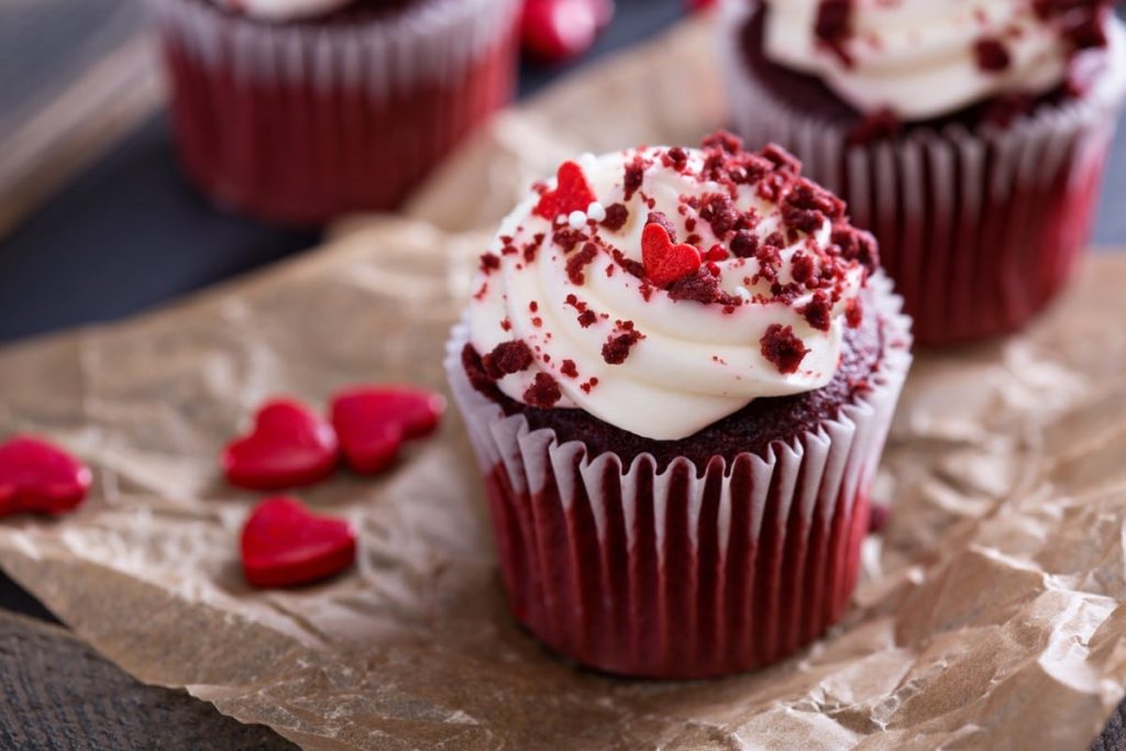 Red Velvet Cup Cakes mit Frischkäsecreme zum Muttertag backen