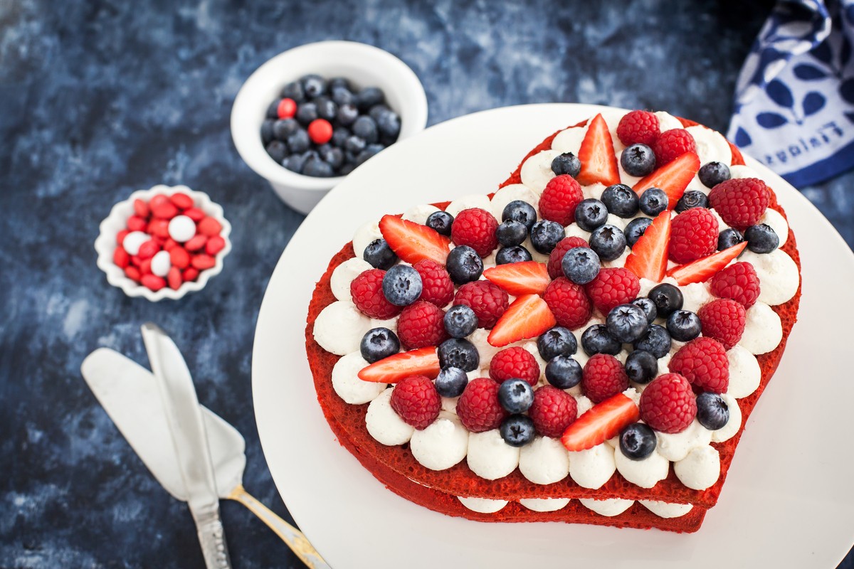 Red Velvet Kuchen Herztorte mit Creme und Beeren