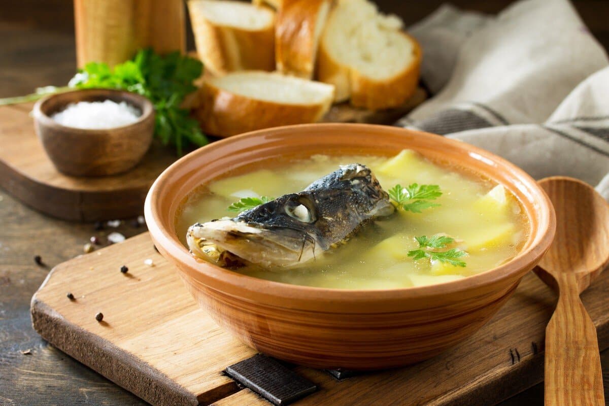 Reichhaltige Fischsuppe mit Kartoffeln und Hirse