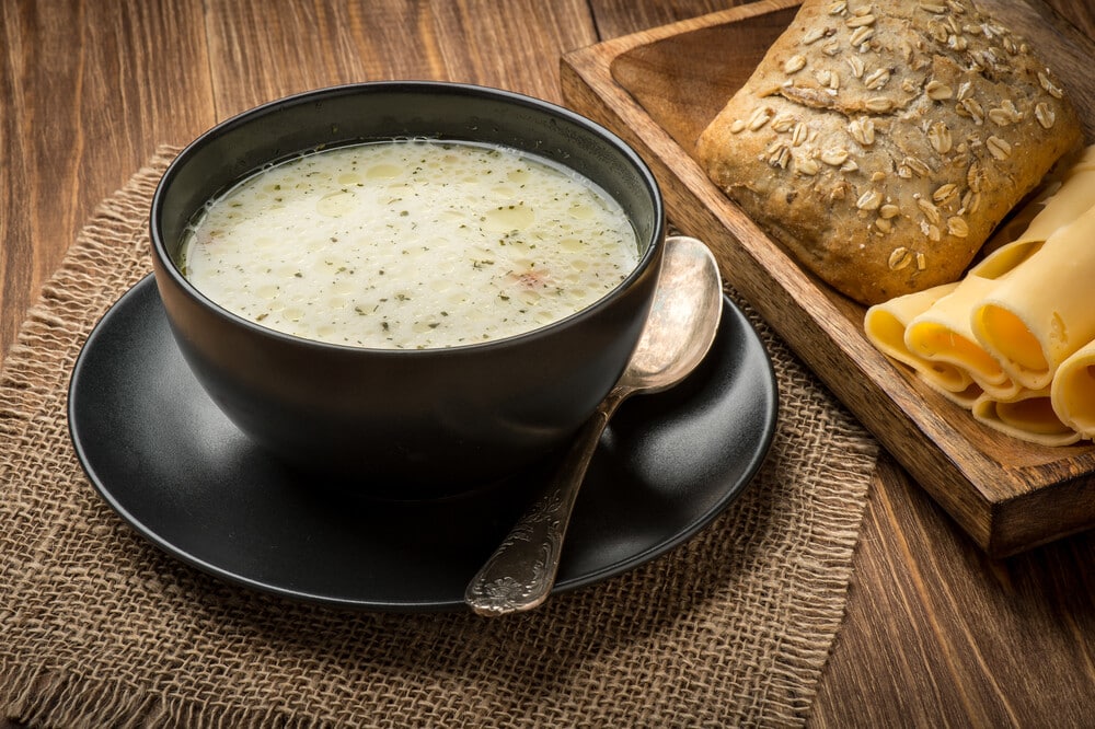 Reichhaltige Käsesuppe mit Waldpilzen