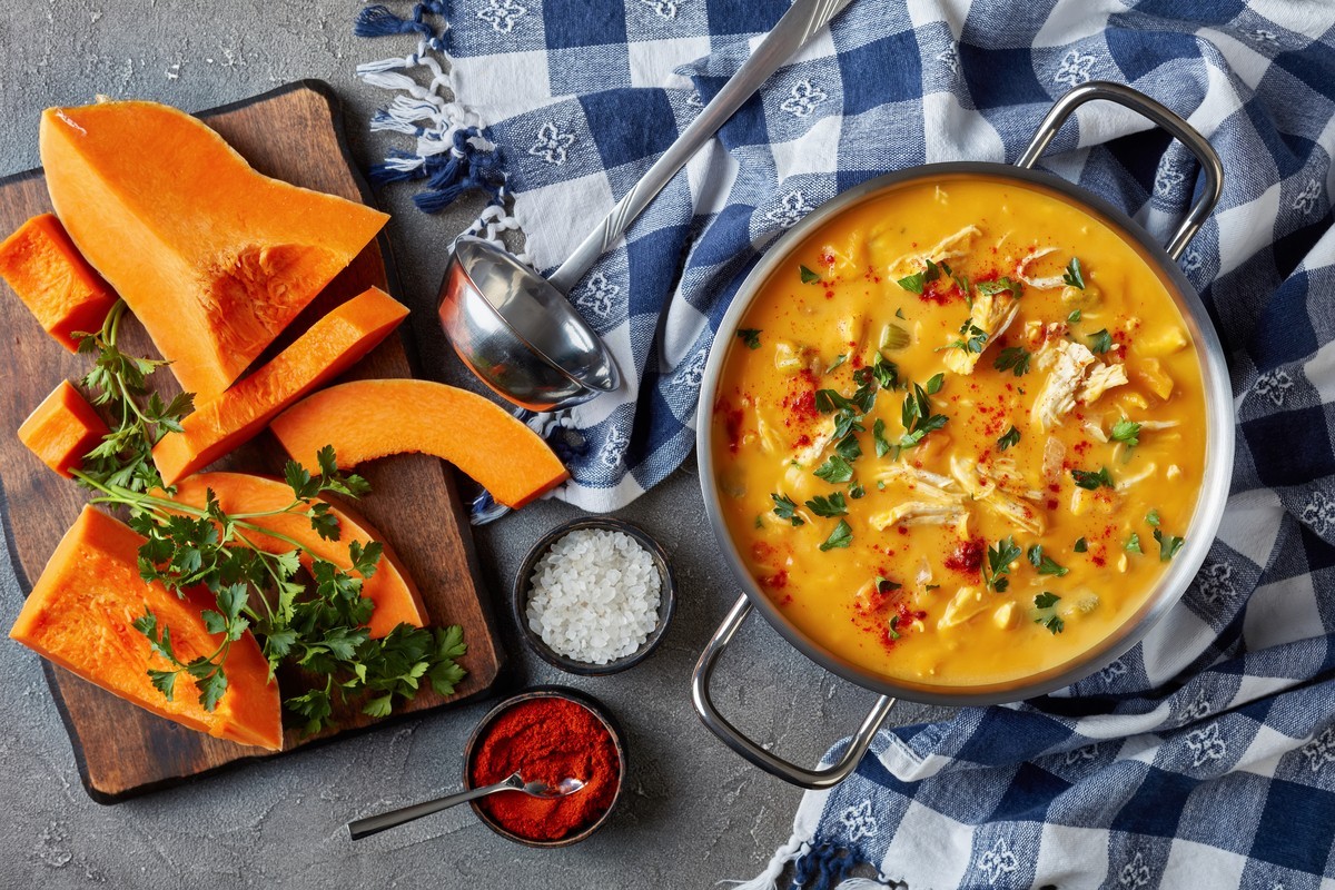 Reichhaltige Kürbissuppe mit Hähnchenbrust und Gemüse