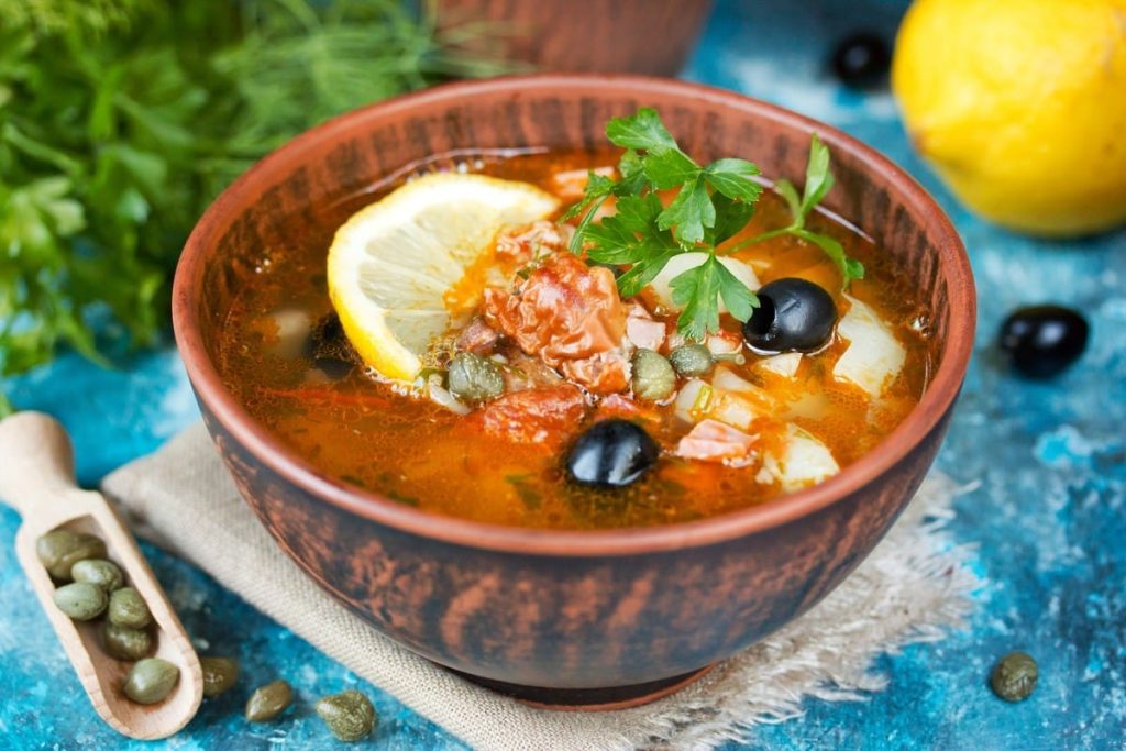 Reichhaltige Salzgurkensuppe mit Gemüse und angebratenem Fleisch