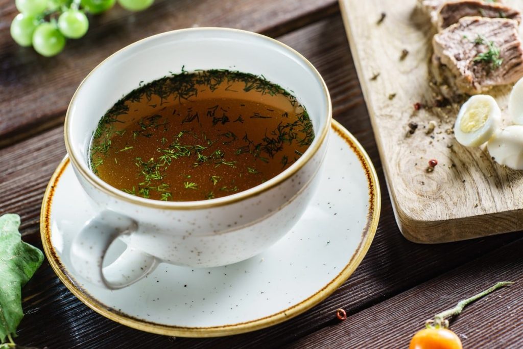 Reichhaltige und aromatische Rinderbrühe aus Knochen