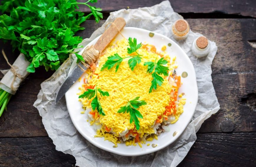 Reichhaltiger Schichtsalat mit Fisch, Eiern und Gemüse