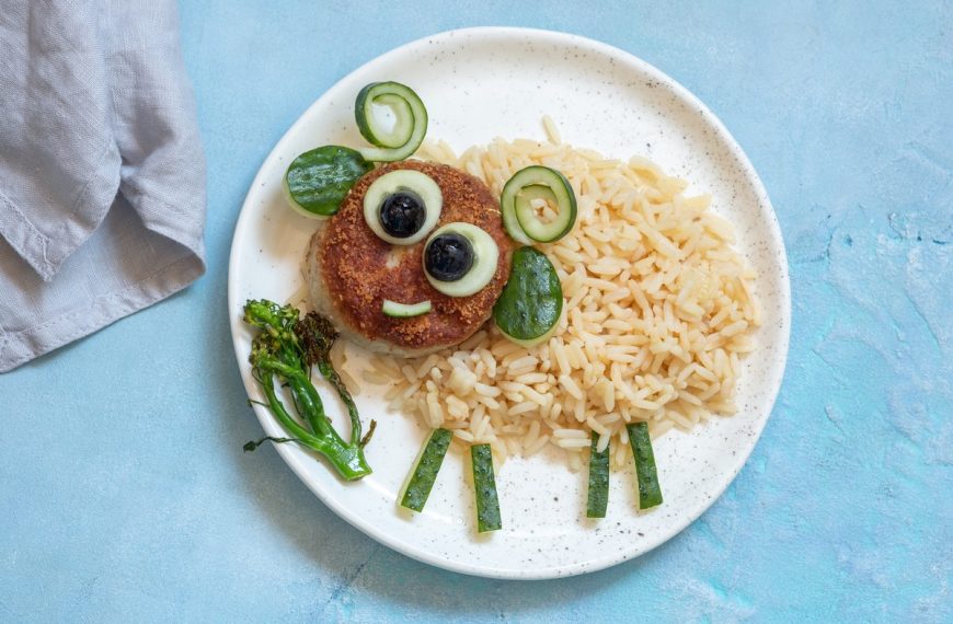 Reis mit Fischfrikadelle als Schäfchen zum Mittag