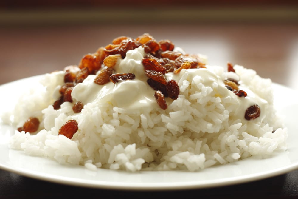 Reisbrei mit Rosinen und Vanillesoße zum Frühstück