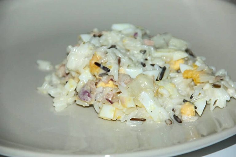 Reissalat mit Hähnchen, Eiern, Gurken und Radieschen