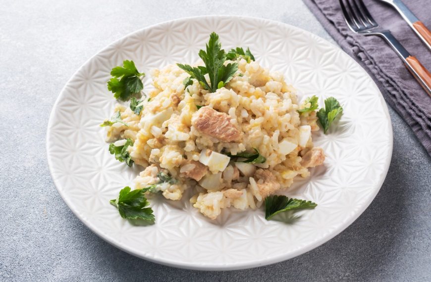 Reissalat mit Fisch, Eiern und Kräutern
