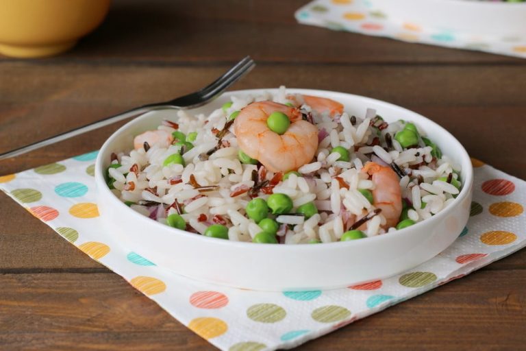 Reissalat mit Garnelen, Erbsen und Pinienkernen