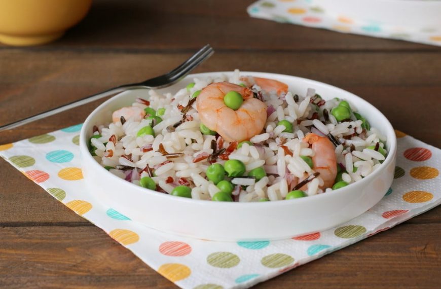Reissalat mit Garnelen, Erbsen und Pinienkernen