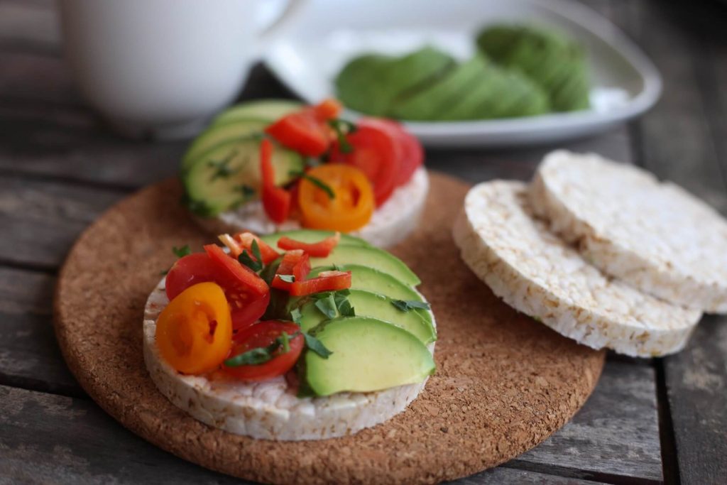 Reiswaffeln mit Avocado und Tomaten zum Frühstück