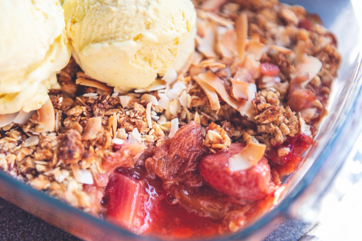 Rhabarber Crumble mit Erdbeeren unter Streuseln