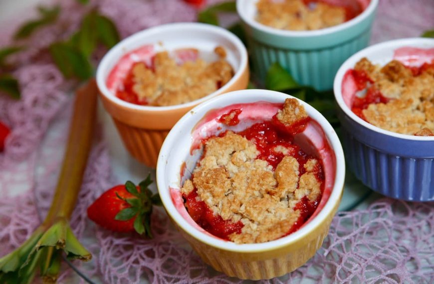 Rhabarber Crumble mit Erdbeeren – Fruchtiges Dessert mit Streuselteig